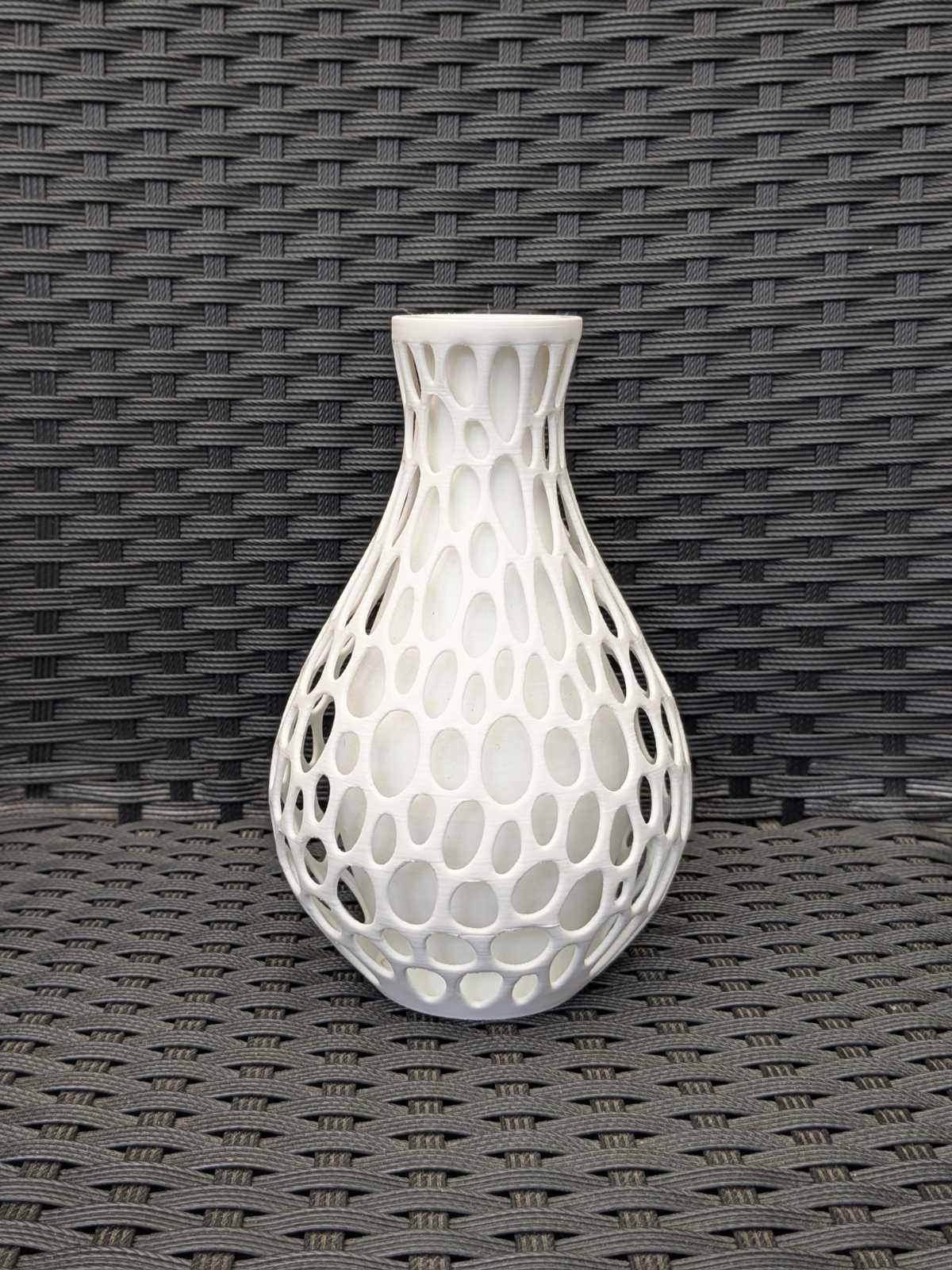 Декоративна ваза з отворами